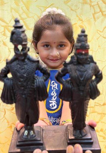 'जय जय विठ्ठल, जय हरी विठ्ठल….आषाढी एकादशीच्या हार्दिक शुभेच्छा' असे कॅप्शन देत छोट्या मायराने हा व्हिडीओ सोशल मीडियावर शेअर केला आहे.