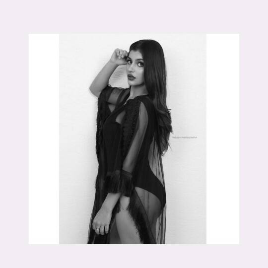 கை நீட்டும் போது பாயும் மின்சாரமே