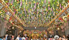 Shirdi : शिर्डीच्या साईमंदिरात आकर्षक सजावट; रंगीबेरंगी फुलांची खास आरास