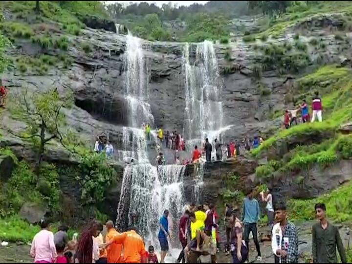 माथेरान हे थंड हवेचे ठिकाण म्हणून प्रसिद्ध आहे, मात्र पावसाळ्यात डोंगरदऱ्यातून तयार होणारे फेसाळणारे पांढरे शुभ्र धबधबे पर्यटकांना भुरळ घालत असतात.