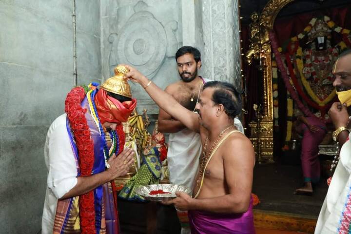 ఆ తర్వాత గుడిలో ప్రత్యేక పూజల్లో పవన్ కల్యాణ్ పాల్గొన్నారు.