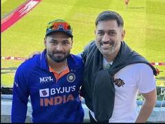 ઇંગ્લેન્ડમાં અચાનક ટીમ ઈન્ડિયાના ડ્રેસિંગ રૂમમાં પહોચ્યો ધોની, બધા લોકો વળી ગયા ટોળે