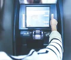 ATM Card Rules: કોઇ મૃત વ્યક્તિના ATM કાર્ડમાંથી ભૂલથી પણ ના કાઢો પૈસા, થઇ શકે છે નુકસાન