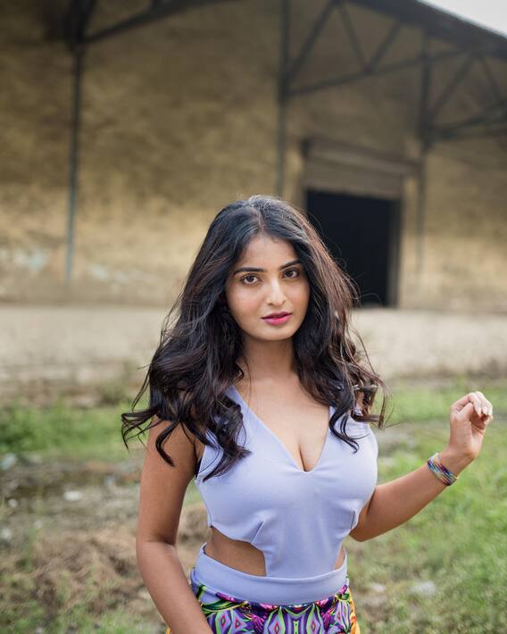 Ananya Nagalla: లవ్ సింబల్ చూపిస్తున్న అనన్య నాగళ్ల