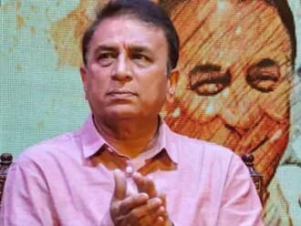 শুধু ২২ গজে নয় ক্রিকেটের বাইর রুপোলি পর্দায় কাজ করেছেন গাওস্কর। তিনি ডেবিউ করেছিলেন একটি মারাঠি ছবির মাধ্যমে।