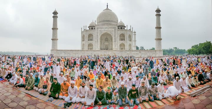 इस्लाम धर्म में ईद उल अजहा या बकरीद दूसरा सबसे बड़ा त्योहार माना जाता है जिसे मुस्लिम समुदाय के लोग पूरे जोश और उत्साह के साथ मनाते हैं. बकरीद के दिन नमाज पढ़ने के बाद कुर्बानी दी जाती है.