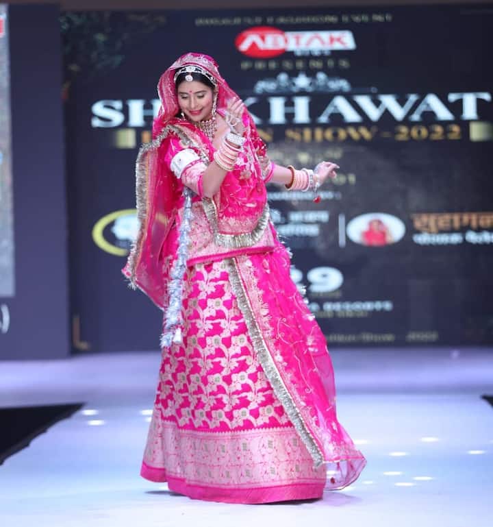 चारु असोपा भले ही काफी समय से सीरियल्स में नजर नहीं आई हैं, लेकिन वह सोशल मीडिया पर काफी एक्टिव रहती हैं और अक्सर अपनी तस्वीरें शेयर करती रहती हैं.