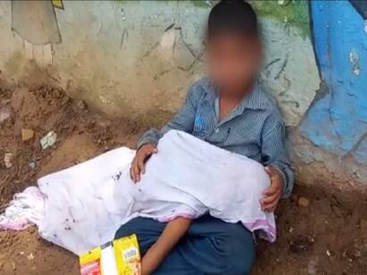 With Body Of 2 Year Old Brother Madhya Pradesh Boy Sat By The Road அப்பா ஆம்புலன்ஸ் தேடிப்போனார்.. 2 வயது தம்பியின் உடலை மடியில் ஏந்தி அமர்ந்திருந்த சிறுவன்!