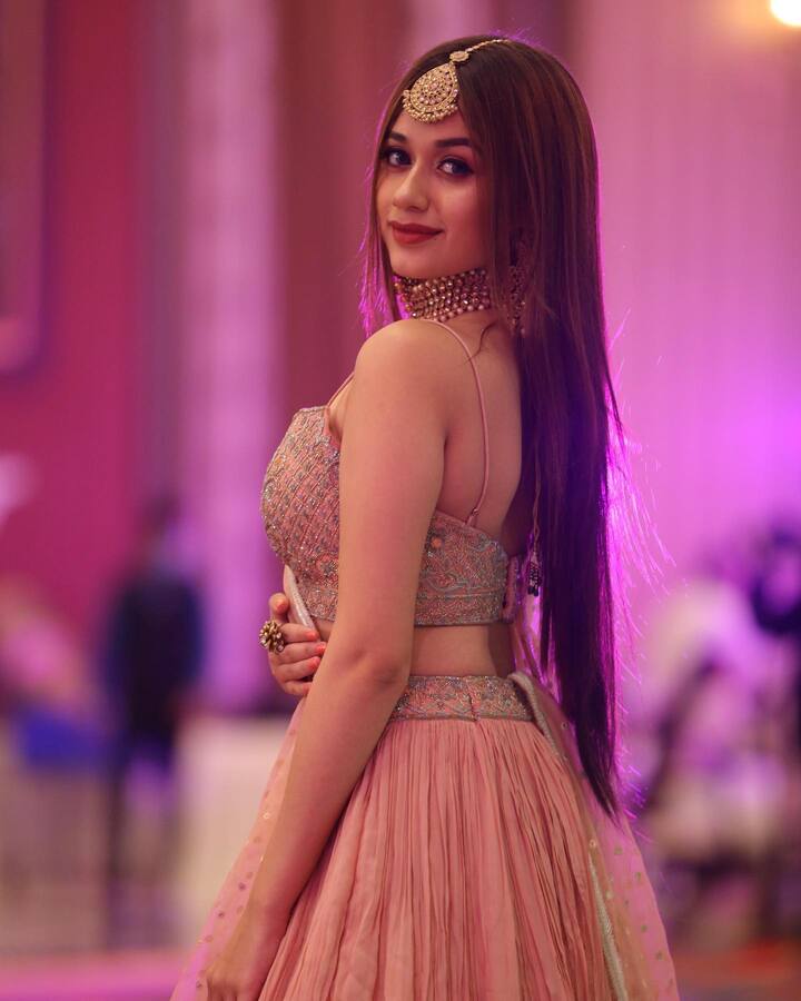 इस फोटो में ट्रेडिशनल लुक के साथ जन्नत के माथे पर सजा ये बड़ा सा मांग टीका उकी खूबसूरती में और भी चार चांद लगा रहा है.