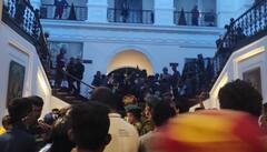 Sri Lanka Crisis: દેખાવકારોએ રાષ્ટ્રપતિ ભવનમાં સ્વીમિંગ પુલમાં માર્યા ધૂબાકા, હોલમાં સોફા પર કર્યો આરામ