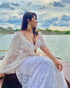 PHOTOS: रिवीलिंग ब्‍लाउज के साथ व्हाइट साड़ी में Nikita Sharma को देख फैंस बोले- बिल्कुल लग रही हो अप्सरा!