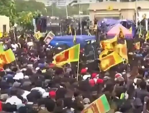 Sri Lanka Crisis Protest: ગંભીર આર્થિક સંકટનો સામનો કરી રહેલા શ્રીલંકાની સ્થિતિ દિવસે ને દિવસે ખરાબ થઇ રહી છે. શ્રીલંકામાં બેકાબૂ મોંઘવારીથી પરેશાન લોકોએ આજે રાષ્ટ્રપતિ ભવન પર કબજો જમાવ્યો હતો. પ્રદર્શનકારીઓ રાષ્ટ્રપતિ આવાસની અંદર પહોંચ્યા અને તેના પર કબજો જમાવી લીધો. રાષ્ટ્રપતિ રાજપક્ષે તેમનું નિવાસસ્થાન છોડીને ત્યાંથી ભાગી ગયા છે.
