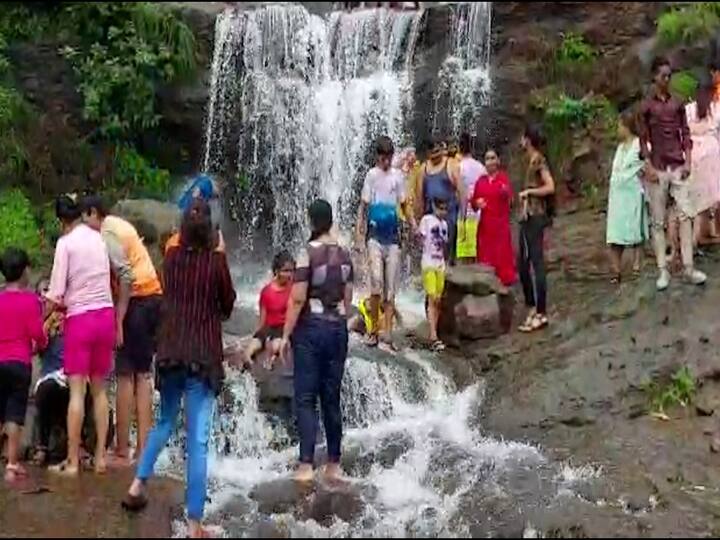 तर कधी कधी  कोसळणार्‍या जोरदार पावसाने येणार्‍या पर्यटकांची उडणारी त्रेधातिरपीट अश्या अनेक गोष्टींनमुळे माथेरानचे पावसाळी पर्यटन खुलून गेलंय.