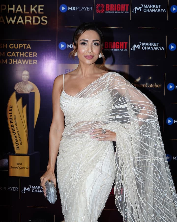 या साडीमध्ये नेहमीप्रमाणेच मलायका सिंझलिंग आणि हॉट दिसत आहे.