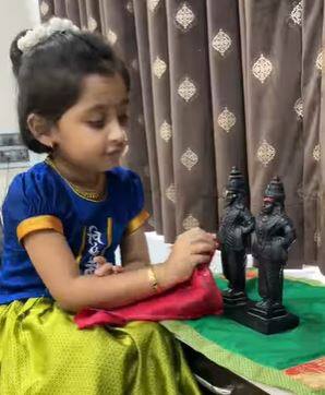 पाणी घातले तुळशीला..वंदन करते देवाला सुखी ठेव माझ्या सर्व मित्रांना असं म्हणत मायराने विठुरायाला गोड साकडं घातलं आहे.