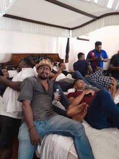 Sri Lanka Crisis: દેખાવકારોએ રાષ્ટ્રપતિ ભવનમાં સ્વીમિંગ પુલમાં માર્યા ધૂબાકા, હોલમાં સોફા પર કર્યો આરામ