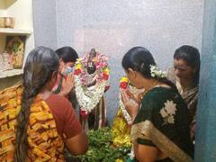 ஒரு நாள் மட்டும் பக்தர்கள் கருவறைக்கு சென்று சுவாமியை தொட்டு வணங்கலாம் - எங்கு தெரியுமா..?