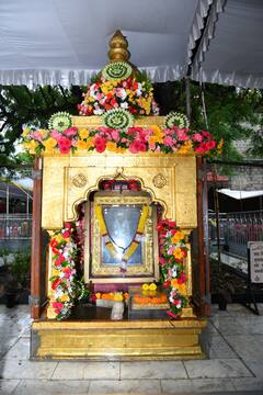 Shirdi : शिर्डीच्या साईमंदिरात आकर्षक सजावट; रंगीबेरंगी फुलांची खास आरास