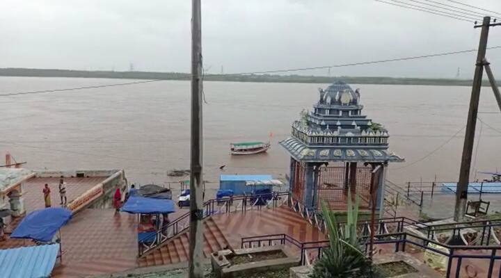 భద్రాచలం వద్ద పెరుగుతున్న గోదావరి నీటి మట్టం