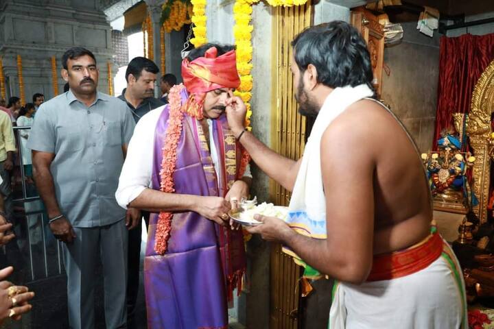 పూజా కార్యక్రమాల తర్వాత పవన్ కల్యాణ్‌కు అర్చకులు వేదాశీర్వచనం అందించారు.