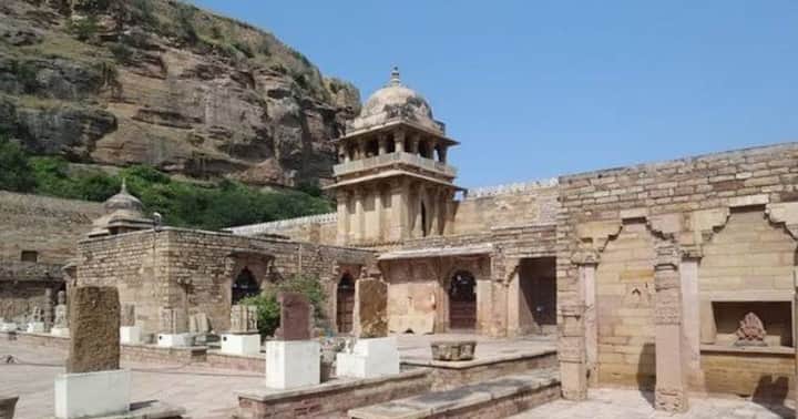 यह महल ग्वालियर में स्थित है.इसका निर्माण राजा मानसिंह तोमर ने अपनी गुजरी रानी मृगनयनी के लिए करवाया था.मृगनयनी का मूल नाम 