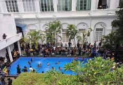 Sri Lanka Crisis: દેખાવકારોએ રાષ્ટ્રપતિ ભવનમાં સ્વીમિંગ પુલમાં માર્યા ધૂબાકા, હોલમાં સોફા પર કર્યો આરામ