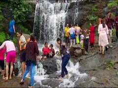 माथेरानच्या धबधब्यावर पर्यटकांची तुफान गर्दी, सगळे कसं एकदम झक्कास