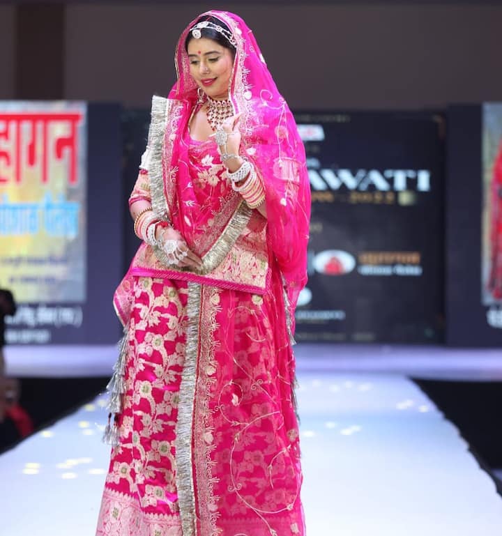 उन्होंने पिंक कलर का लहंगा चोली पहना था और राजस्थानी स्टाइल ज्वेलरी से अपने लुक को कंप्लीट किया था. वह अपने ओवरऑल लुक में कमाल की लग रही थीं.