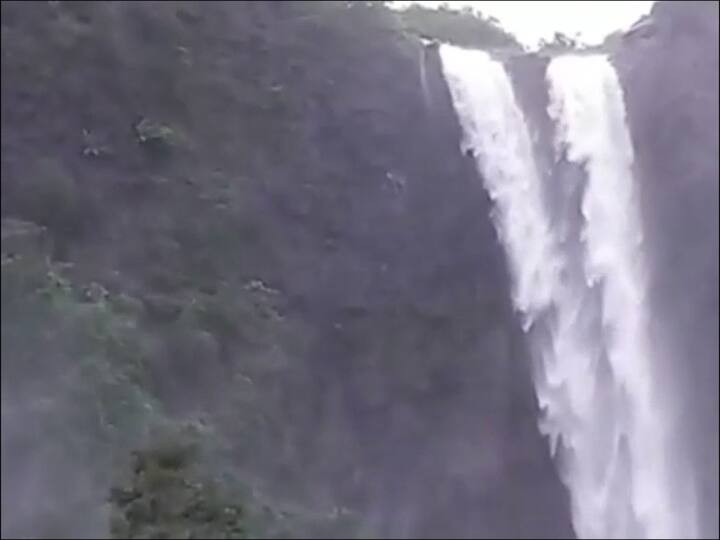 महाराष्ट्र, गोवा, कर्नाटकाच्या सीमेवर असलेला दोडामार्गातील मांगेलीचा धबधब्याचं निसर्ग सौंदर्य पर्यटकांना मोहवून टाकते.