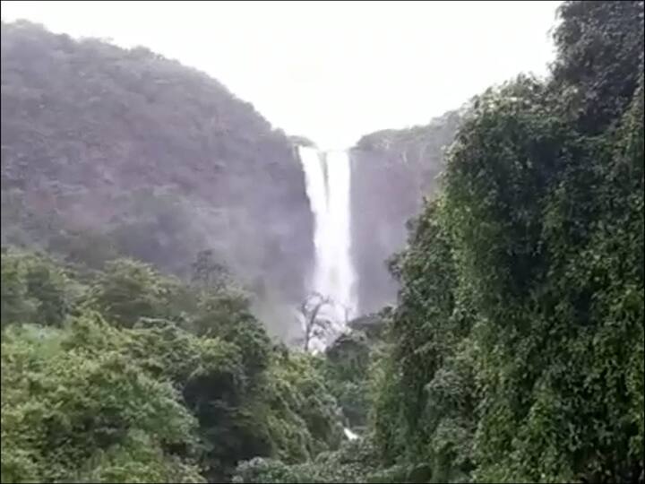 धबधब्याच्या मुळाशी न जाताही 150 फुटांवरून कोसळणाऱ्या पाण्याचे तुषार धबधब्याच्या परिसरात 500 मीटरच्या परिसरात हे पाण्याच्या तुषारानी आपोआप भिजण्याचा आनंद घेता येतो.