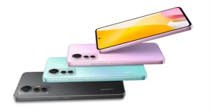 Xiaomi 12 Lite ફોન Android 12 પર આધારિત MIUI 13 પર ચાલે છે.  આ ફોન 5G નેટવર્ક સાથે લૉન્ચ થયો છે.  Xiaomi 12 Lite નુ વજન 173 ગ્રામ છે.  સ્માર્ટફોનમાં સ્ટીરિયો સ્પીકર્સની સાથે dolby atmos સાઉન્ડ ટેકનોલૉજીનુ ફિચર પણ આપવામાં આવ્યુ છે.