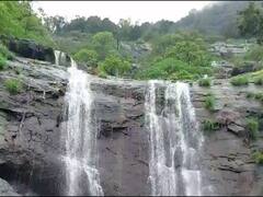 माथेरानच्या धबधब्यावर पर्यटकांची तुफान गर्दी, सगळे कसं एकदम झक्कास