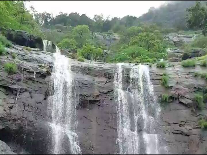 गेल्या एक आठवड्यापासून माथेरान परिसरात पावसानं जोर धरल्याने आता येथील धबधब्यांना देखील मोठ्या प्रमाणात पाणी आले आहे.