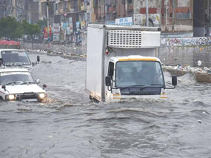 Due to local bodies and builders country is suffering due to rain and flood  बारिश की बाढ़ से बेहाल होते देश में कौन है जल भराव का कसूरवार ?