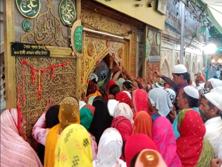 Rajasthan: Jannati door opened in Ajmer Dargah on the occasion of Eid, people offered prayers ann Bakrid 2022: बकरीद के मौके पर अजमेर की मस्जिदों में लोगों ने अदा की नमाज, सुरक्षा के रहे कड़े इंतजाम