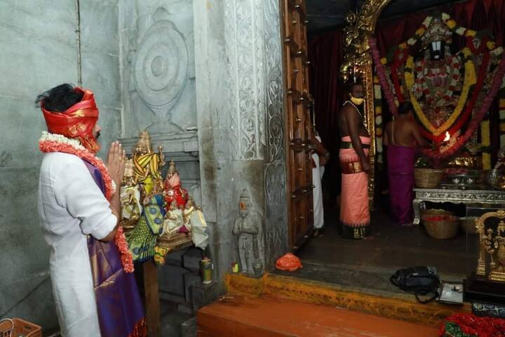 గుడికి చేరుకున్న పవన్ కల్యాణ్‌కి ఆలయ అధికారులు, అర్చకులు పూర్ణకుంభంతో స్వాగతం పలికారు.