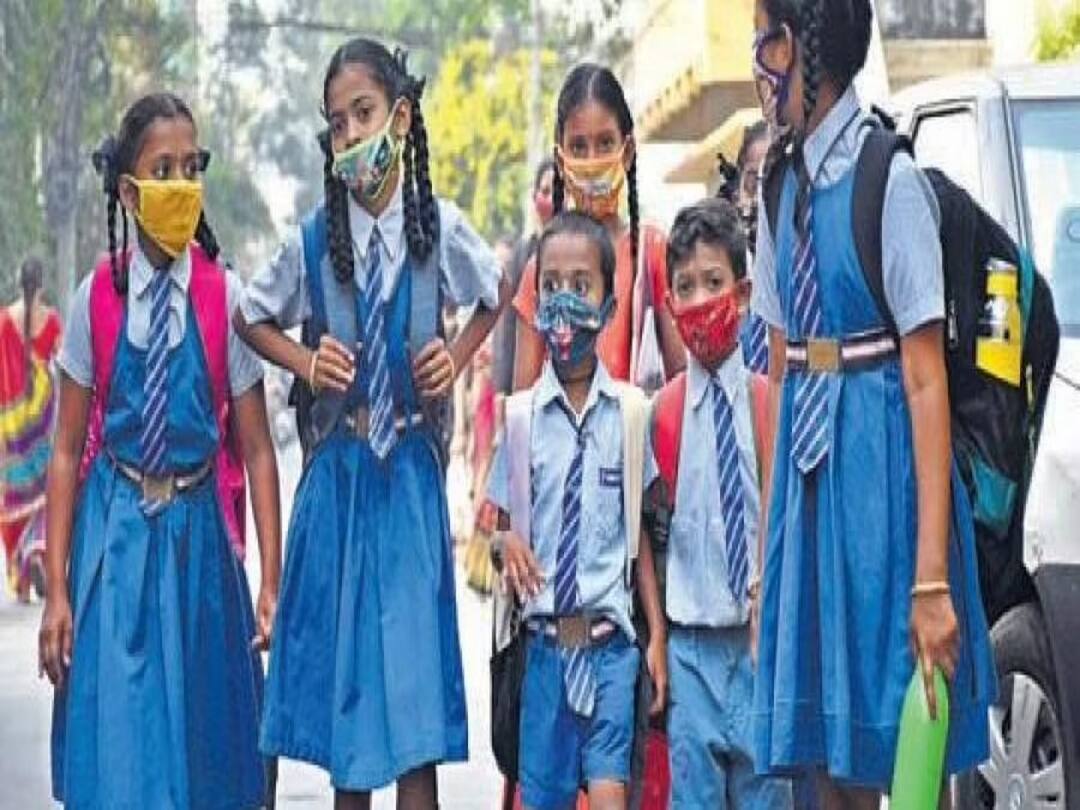 TS Rains Effect : తెలంగాణలో రెయిన్ ఎఫెక్ట్, మూడు రోజుల పాటు అన్ని విద్యాసంస్థలకు సెలవులు Telangana govt announced three days holidays to all schools colleges due to rains dnn TS Rains Effect : తెలంగాణలో రెయిన్ ఎఫెక్ట్, మూడు రోజుల పాటు అన్ని విద్యాసంస్థలకు సెలవులు