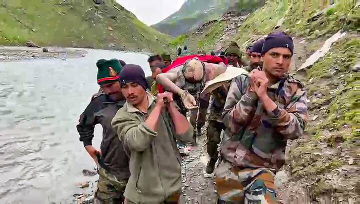 পহেলগাম অথবা বালতালের দিকে কোনও পুণ্যার্থীকেই যেতে দেওয়া হচ্ছে না। শুধুমাত্র জম্মুর দিকে যাওয়ার অনুমতি দেওয়া হচ্ছে।