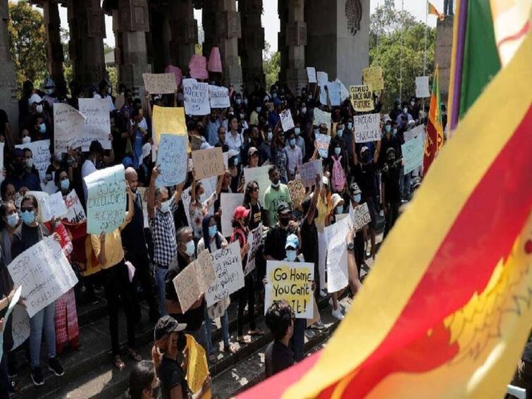 Photos: All that happened in Sri Lanka on the day of protests Photos: శ్రీలంక ప్రజాగ్రహానికి అద్దం పడుతున్న ఫోటోలు చూశారా, ట్రెండ్ అవుతున్న పిక్స్ ఇవే