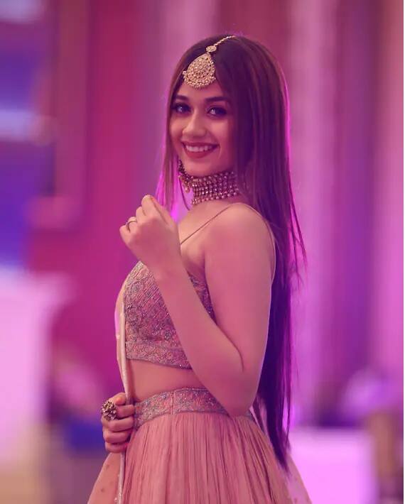 આ તસવીરોમાં જન્નત સ્કિન કલરનો લહેંગો પહેરીને સુંદર લાગી રહી છે, જેના કારણે તેની આ તસવીરો સામે આવતાં જ સોશિયલ મીડિયા પર વાયરલ થઈ રહી છે.