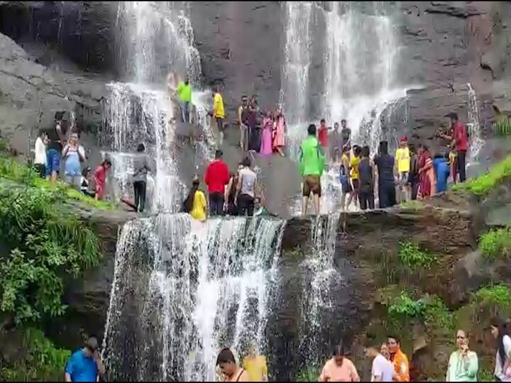त्यामुळे पावसाळ्यात माथेरानला येणारे पर्यटकांची पावलं या फेसाळणाऱ्या धबधबाकडे वळत आहेत. विशेषतः वीकेंडच्या दिवशी या धबधब्यांवर मोठ्या प्रमाणात गर्दी असते.