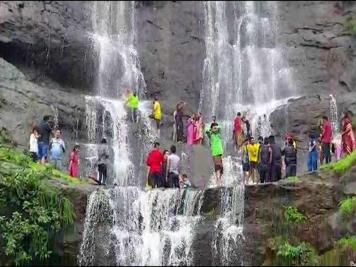 माथेरानमधील पावसाळी पर्यटन हंगामात पर्यटकांचे मुख्य आकर्षण म्हणजे येथील नेरळ ते माथेरान या रस्त्यावर लागणारा मोठा धबधबा पर्यटकांना आकर्षित करत असतो.
