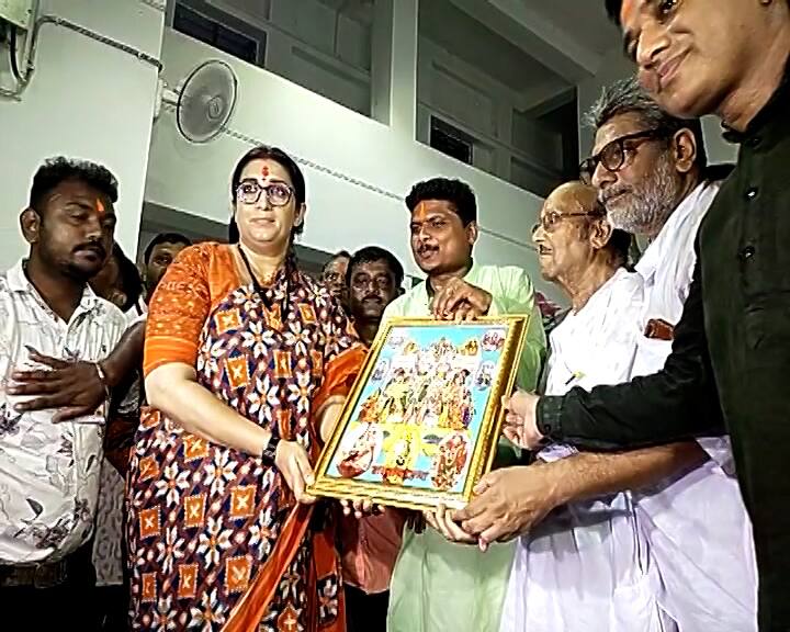 Union Minister Smriti Irani offers prayers at ram temple in Howrah Ramrajatala Smriti Irani:  বাংলায় স্মৃতি ইরানি, পুজো দিলেন রামরাজাতলার মন্দিরে, স্লোগানে স্বাগত জানালেন বিজেপি কর্মীরা