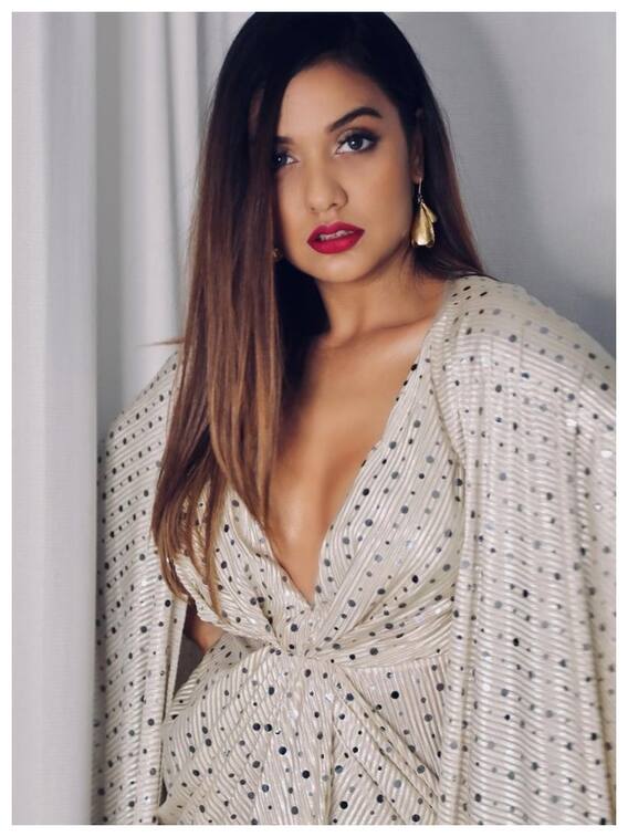 व्हाइट गाउन में दिव्या अग्रवाल ने दिखाया ग्लैमरस लुक