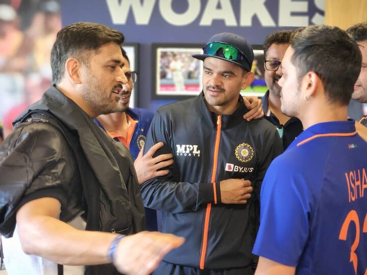 সদ্য ৪১ বছর সম্পূর্ণ করেছেন। ৭ জুলাই তাঁর জন্মদিন কাটিয়েছেন ইংল্যান্ডেই। শনিবার মহেন্দ্র সিংহ ধোনিকে দেখা গেল ভারতীয় ড্রেসিংরুমে।