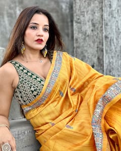MonaLisa : પીળી સાડી અને ડીપ નેક બ્લાઉઝમાં મોનાલીસાએ કરાવ્યું ફોટોશૂટ, જુઓ Photos