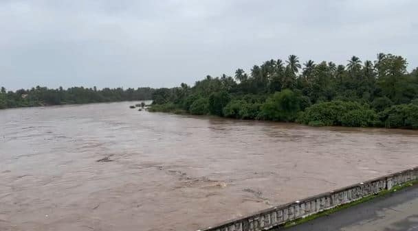 Navsari: Ambika river reaches dangerous level villages alerted નવસારી: અંબિકા નદી ભયજનક સપાટી પર પહોંચી, ગામોને એલર્ટ કરાયા