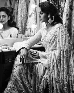 Huma Qureshi Pics: ऑफ व्हाइट साड़ी पहन बला की खूबसूरत लगीं हुमा कुरैशी, रेट्रो लुक ने बनाया फैन्स को दीवाना !