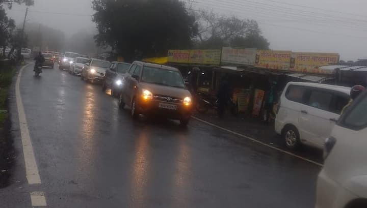 पावसाळ्यात पर्यटनासाठी नागरिक बाहेर पडले आहेत. सिंधुदुर्ग येथील अंबोली घाट येथे नागरिकांनी गर्दी केली आहे.