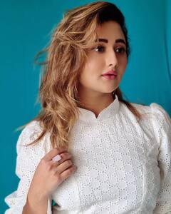 Rashami Desai Pics: व्हाइट ड्रेस में गजब का लुक देतीं रश्मि देसाई, खूबसूरत अदाओं ने बढ़ाई फैंस के दिलों की धड़कन!